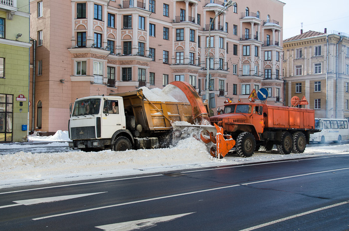 So wird der Schnee in Minsk einfach weggefräst